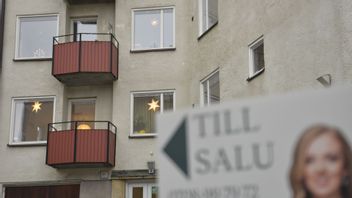 Mäklarskylt framför bostadshus. Foto: Tove Eriksson / TT