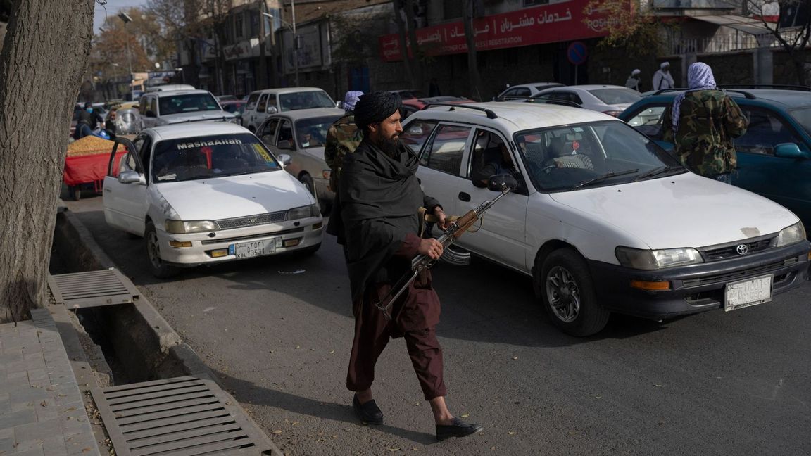 Talibaner kontrollerar bilar i Kabul. Arkivbild. Foto: Petros Giannakouris/AP/TT.