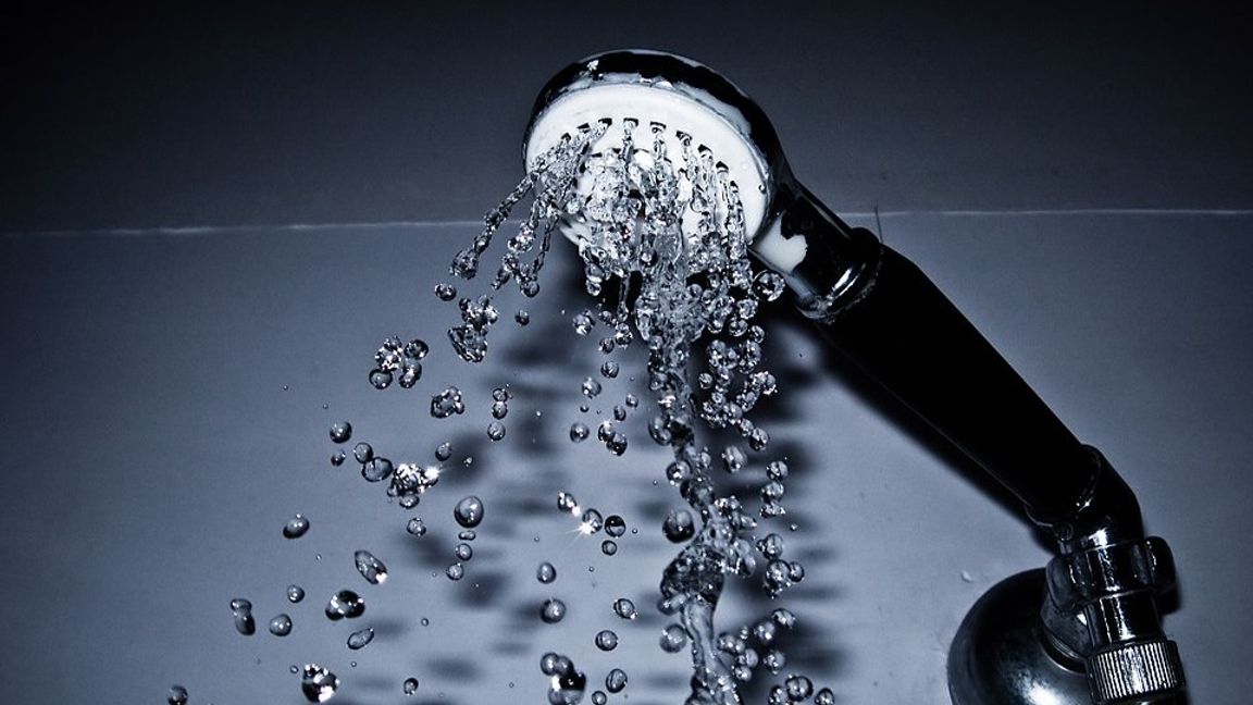 Genrebild. Rätten att välja kön vid dusch och intimvård utreds nu av regeringen. Foto: JovanCormac, CC BY 2.0, via Wikimedia Commons