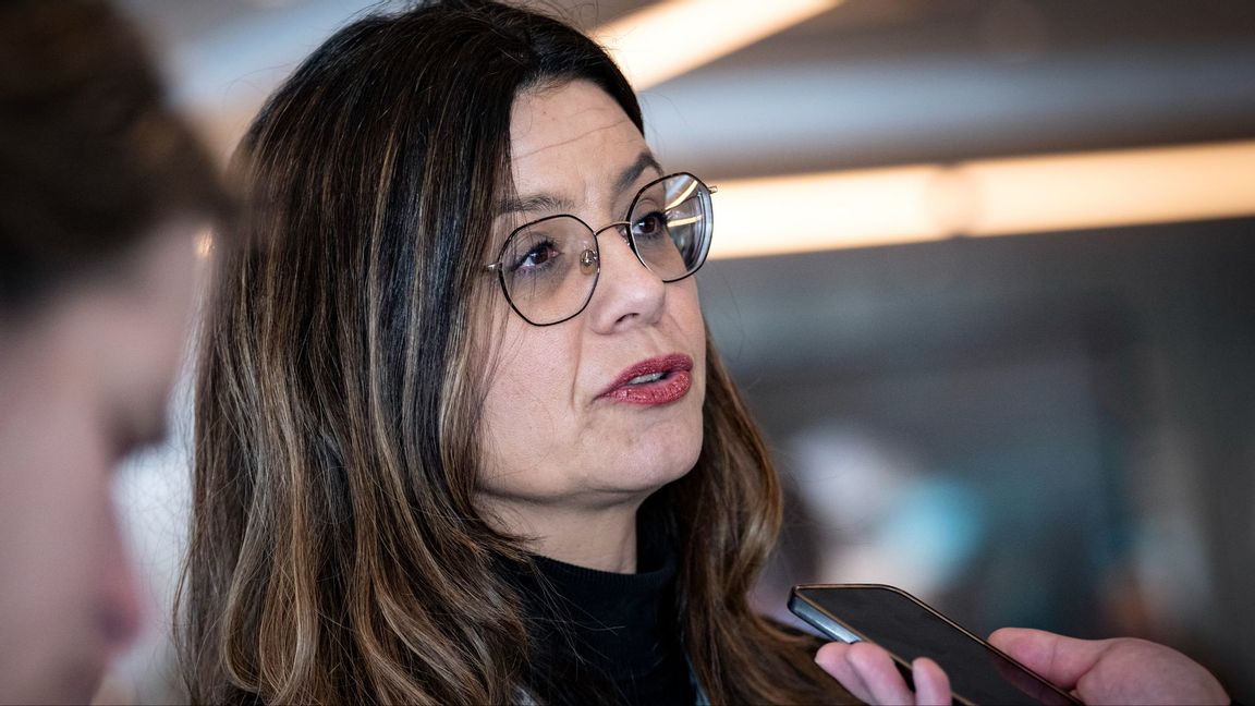 Centerpartiets Helena Lindahl, ledamot i miljö- och jordbruksutskottet, pekar ut staten som den stora vinnaren på höga matpriser, inte matkedjorna som många tror. Foto: Johan Nilsson/TT