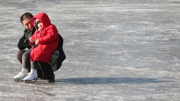 Fram till 1971 uppmuntrade Kina barnafödande, men mellan 1979 och 2016 fick de flesta kinesiska familjer bara ha ett barn. Därför kommer många av dagens unga föräldrapar inte bara behöva uppfostra sina egna barn, utan även ta hand om fyra föräldrar utan hjälp från syskon. Det är en av många anledningar till att Kinas nya trebarnspolitik inte automatiskt löser landets demografiska utmaningar. Foto: AP/TT.