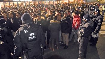 Manliga migranter i Köln på nyårsafton 2016. Foto: AP