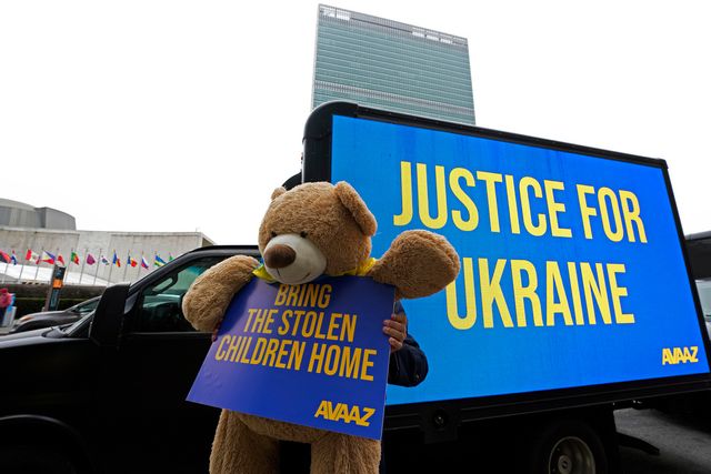 I samband med den första årsdagen av kriget manifesterade aktivistnätverket Avaaz utanför FN:s högkvarter i New York och krävde att de bortförda barnen skulle få återvända hem. Arkivbild. Foto: Charles Sykes/Avaaz/AP/TT