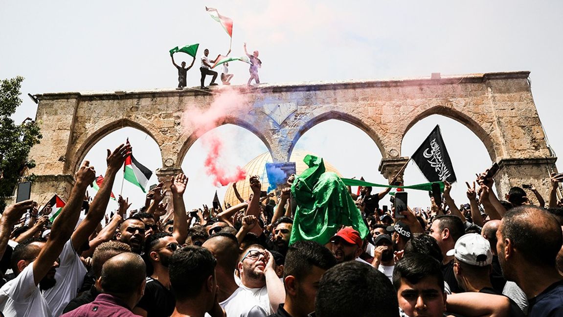 Vapenvilan mellan Hamas och Israel firades av palestinier vid al-Aqsamoskén i Jerusalem. Foto: AP Photo/Mahmoud Illean.