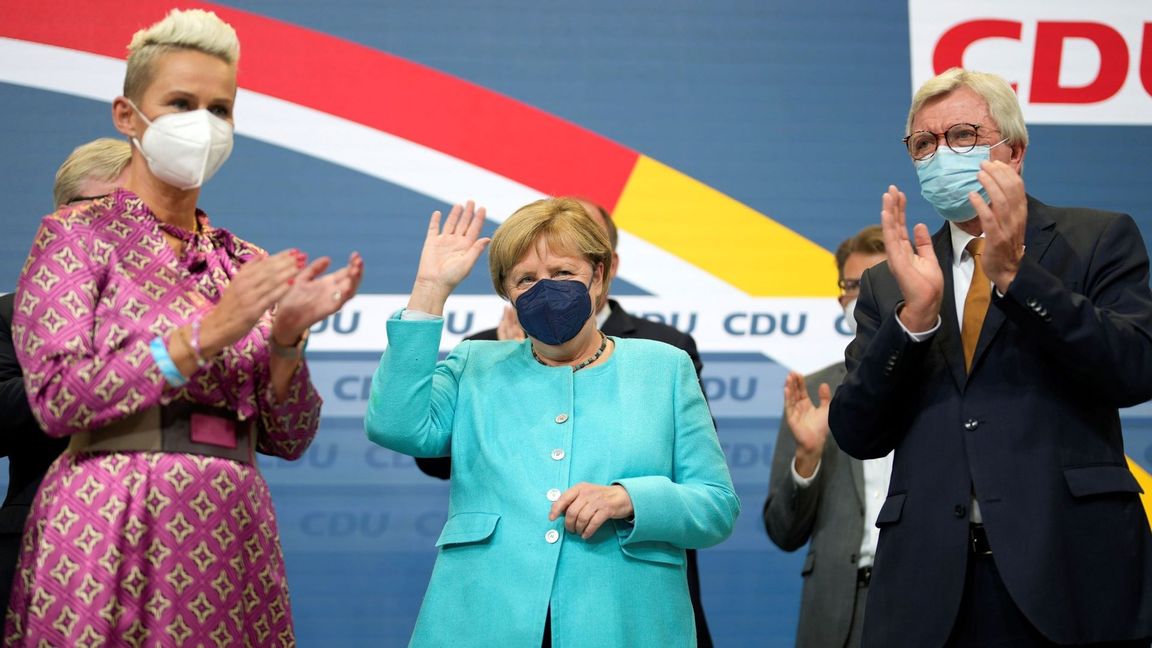 Angela Merkel waving goodbye after 16 years? Picture taken at the CDU party’s headquarters in Berlin after the election, Sunday, Sept. 26, 2021. Photo: Markus Schreiber/AP/TT