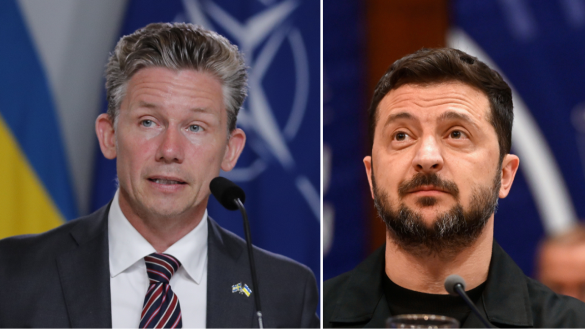 Försvarsminister Pål Jonson (M) och Ukrainas president Volodymyr Zelenskyj. Nu öppnar Sverige för att ukrainska företag ska kunna etablera vapenproduktion på svensk mark. Foto: Caisa Rasmussen/Pascal Bastien/AP/TT