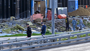 En skadad byggnad undersöks under måndagen i Moskva efter vad som uppges ha varit en drönarattack. Foto: AP/TT