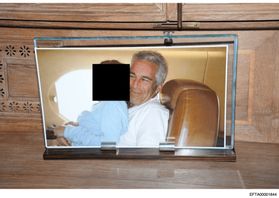 Ett maskat foto släppt av USA:s justitiedepartement visar Jeffrey Epstein och en okänd person. Foto: USA:s justitiedepartement/AP/TT