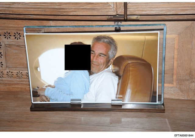 Ett maskat foto släppt av USA:s justitiedepartement visar Jeffrey Epstein och en okänd person. Foto: USA:s justitiedepartement/AP/TT