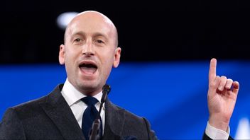 Donald Trumps färgstarke policychef Stephen Miller tror att Trumps tullar kommer leda till en återindustrialisering av USA. Foto: AP