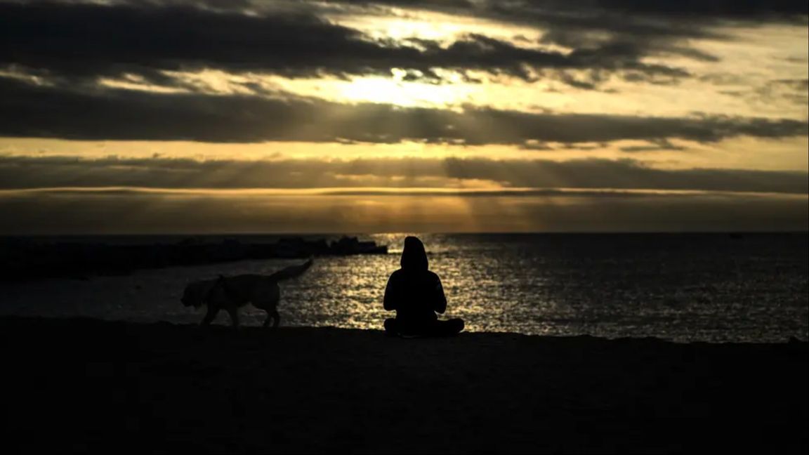 Meditation vid Medelhavet Foto: Emilio Morenatti/AP/TT