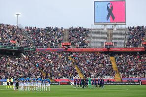 Det hölls en tyst minut inför helgens derby mellan Barcelona och Espanyol. Flera spelare och ledare i La Liga ansåg dock att alla matcher skulle ha skjutits upp med anledning av översvämningskatastrofen i Valencia. Joan Monfort/AP/TT