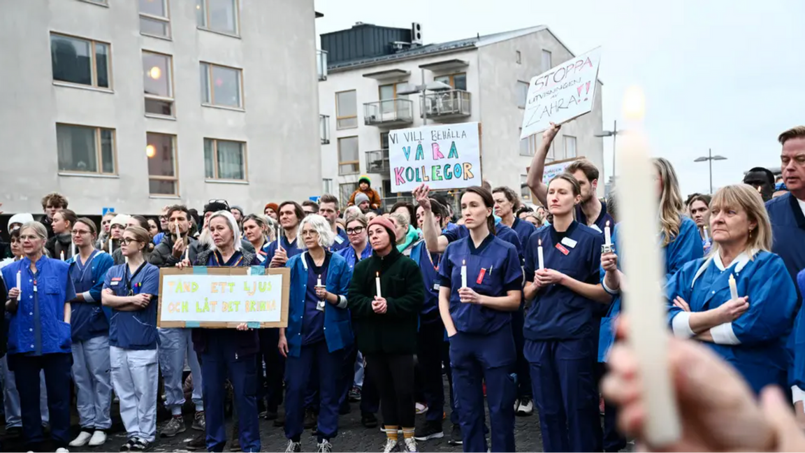Bild på en ljusmanifestation den 22 december, där personal på Södersjukhuset i Stockholm demonstrerade mot utvisningen av Zahra Kazemipour och hennes man Afshad Joubeh. Foto: Henrik Montgomery/TT