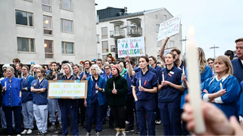 Bild på en ljusmanifestation den 22 december, där personal på Södersjukhuset i Stockholm demonstrerade mot utvisningen av Zahra Kazemipour och hennes man Afshad Joubeh. Foto: Henrik Montgomery/TT