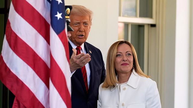 Italiens premiärminister Giorgia Meloni träffar USA:s president Donald Trump torsdagen den 17 april. Foto: Alex Brandon/AP/TT
