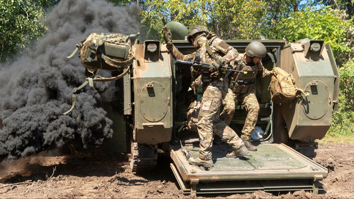 Ukrainska soldater tillhörande den 13:e brigaden övar i Charkivregionen. Foto: AP Photo/Andrii Marienko