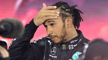 F1-stjärnan Lewis Hamilton vägrar ta ur sina piercingar trots tillsägelse. Foto: Kamran Jebreili/AP/TT