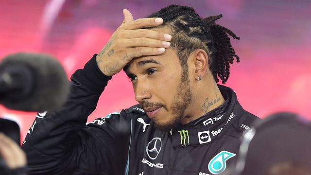 F1-stjärnan Lewis Hamilton vägrar ta ur sina piercingar trots tillsägelse. Foto: Kamran Jebreili/AP/TT