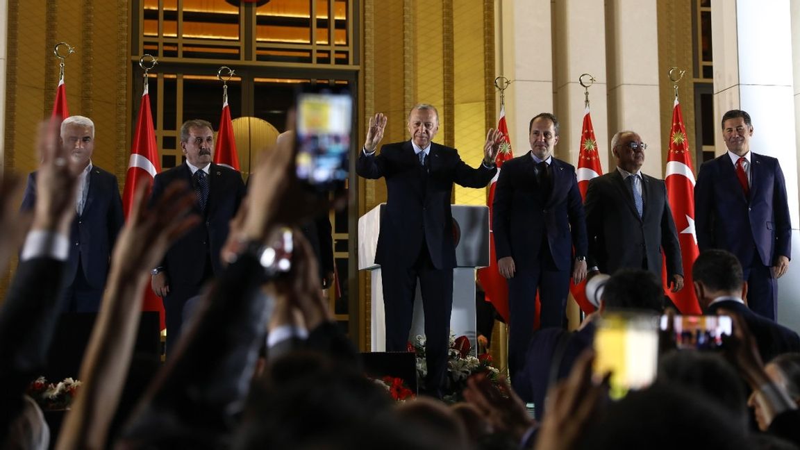 Turkiets sittande president Recep Tayyip Erdogan utropar sig som vinnare i det turkiska valet i Ankara under söndagskvällen. Foto: Ali Unal