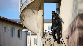 Polisens bombtekniker undersöker fastigheten i Åkersberga där en bomb exploderade på påskaftons morgon. Foto: FREDRIK PERSSON/TT