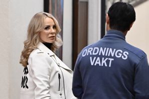 Helena Seger anländer till Stockholms tingsrätt. Anders Wiklund/TT