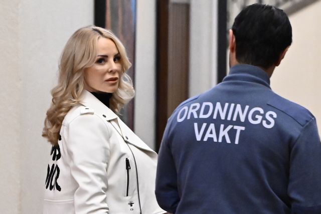Helena Seger anländer till Stockholms tingsrätt. Anders Wiklund/TT