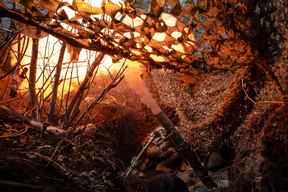 Ukrainska soldater avfyrar en granatkastare mot ryska trupper i Donetskregionen. Foto: Iryna Rybakova, Ukrainas försvarsmakt