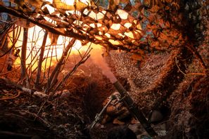 Ukrainska soldater avfyrar en granatkastare mot ryska trupper i Donetskregionen. Foto: Iryna Rybakova, Ukrainas försvarsmakt