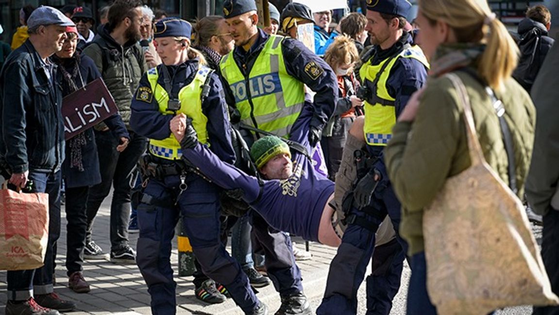 Polisen bär iväg en annan klimataktivist efter en trafikblockad i Stockholm april 2022. Foto: Janerik Henriksson / TT