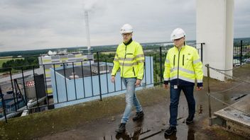  Mälarenergis kraftvärmeverk i Västerås skapas energi och värme genom att elda avfall, hushållssopor. För att tillfredställa efterfrågan importeras även avfall från utlandet. Niklas Gunnar, vice vd för Mälarenergi och chef över bolagets kraftvärmeverk i Västerås och Ove Fredriksson, markandsstrateg på Mälarenergi. Foto: Pi Frisk / SvD / TT 