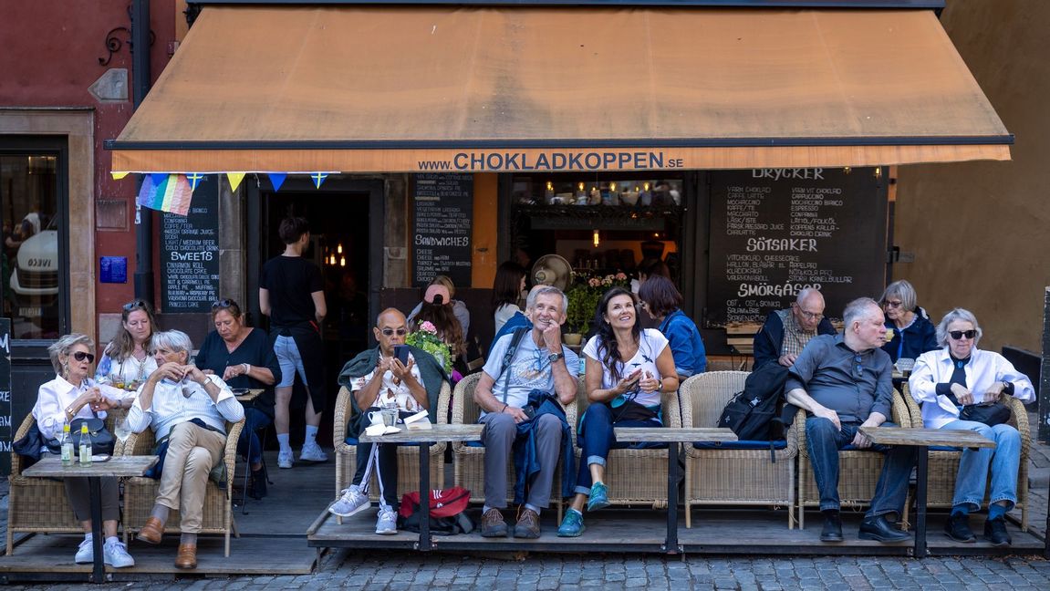 urister på café Chokladkoppen vid stortorget i Gamla stan . Turismen i Sverige växer - vad lockar turisterna hit? Foto: Pär Bäckström / TT /