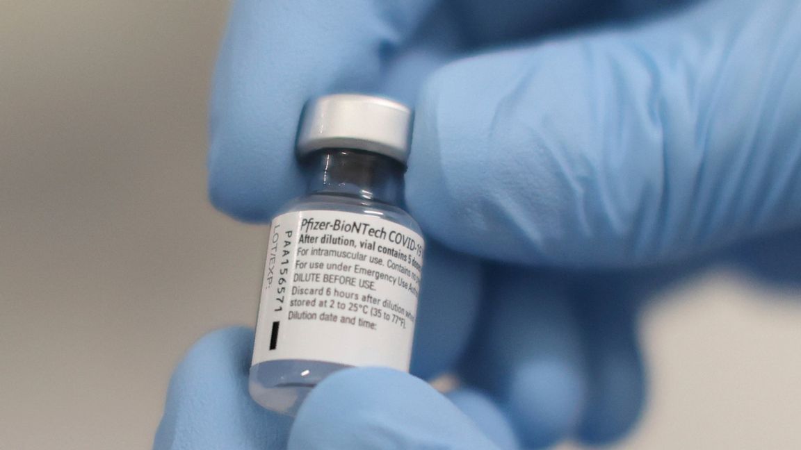 En dos av Pfizer-Biontechs covidvaccin. Foto: Liam McBurney/AP/TT