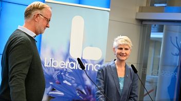 Huvudvärk för partiledaren Johan Pehrson. Värvningen av förra moderata EU-parlamentarikern Anna Maria Corazza Bildt har inte hittills resulterat i någon kraftig uppgång i opinionsmätningarna inför EU-valet. Foto: Pontus Lundahl/TT