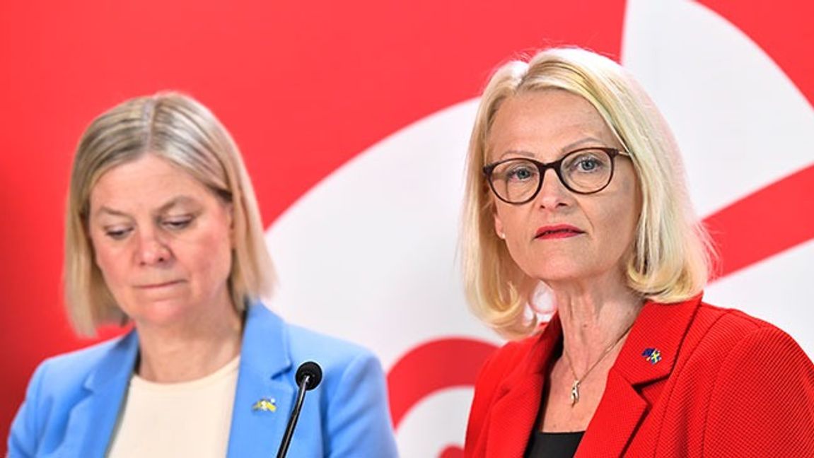 S partiledare Magdalena Andersson och toppkandidat Helene Fritzon under EU-valrörelsen, då partiet ville förbjuda anonyma konton och anklagade SD-knutna konton utan avsändare för att ”försöka bedra det svenska folket”. Bild: Samuel Steén / TT