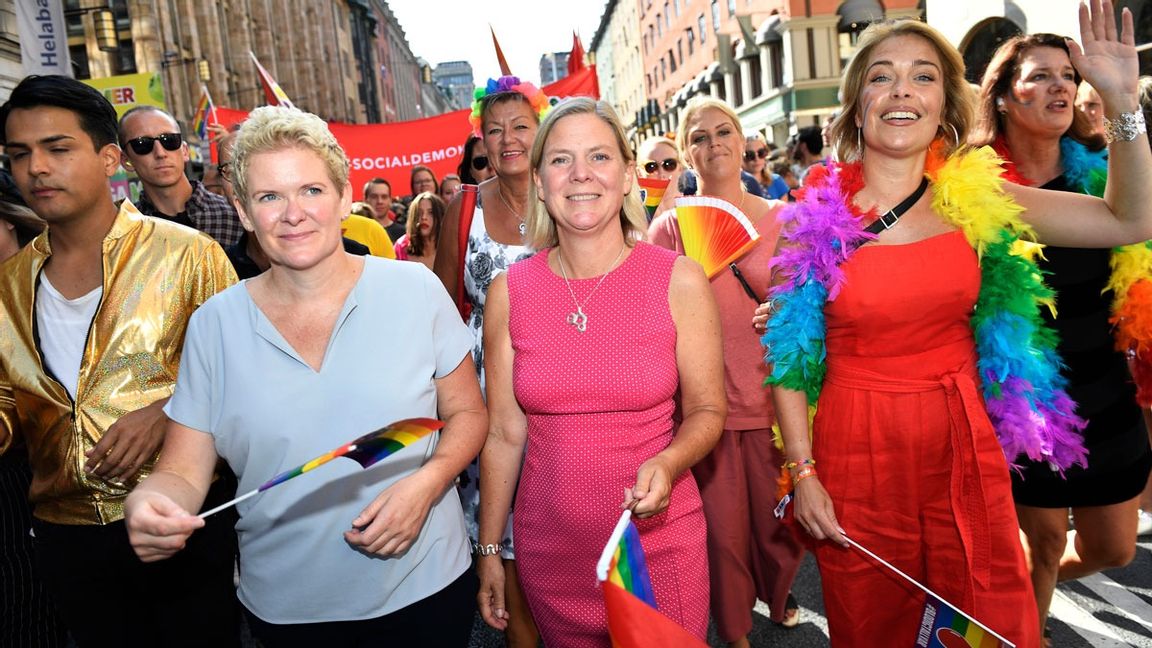 Magdalena Andersson (S) flankeras av Karin Wanngård och Annika Strandhäll i Pridetåget 2019. Foto: Stina Stjernkvist/TT