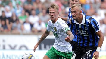 Hammarbys Fredrik Hammar och Sirius Jakob Voelkerling Persson i duell i matchen mellan Sirius och Hammarby den 9 juli 2023. En fotbollssupporter åtalas för att ha hoppat in på plan under matchen. Foto: Magnus Andersson/TT