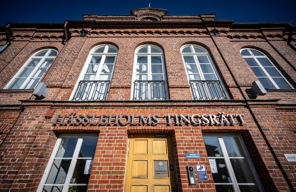 En man åtalas i Hässleholms tingsrätt för att ha huggit sin fru i huvudet flera gånger med en yxa. Arkivbild. Johan Nilsson/TT