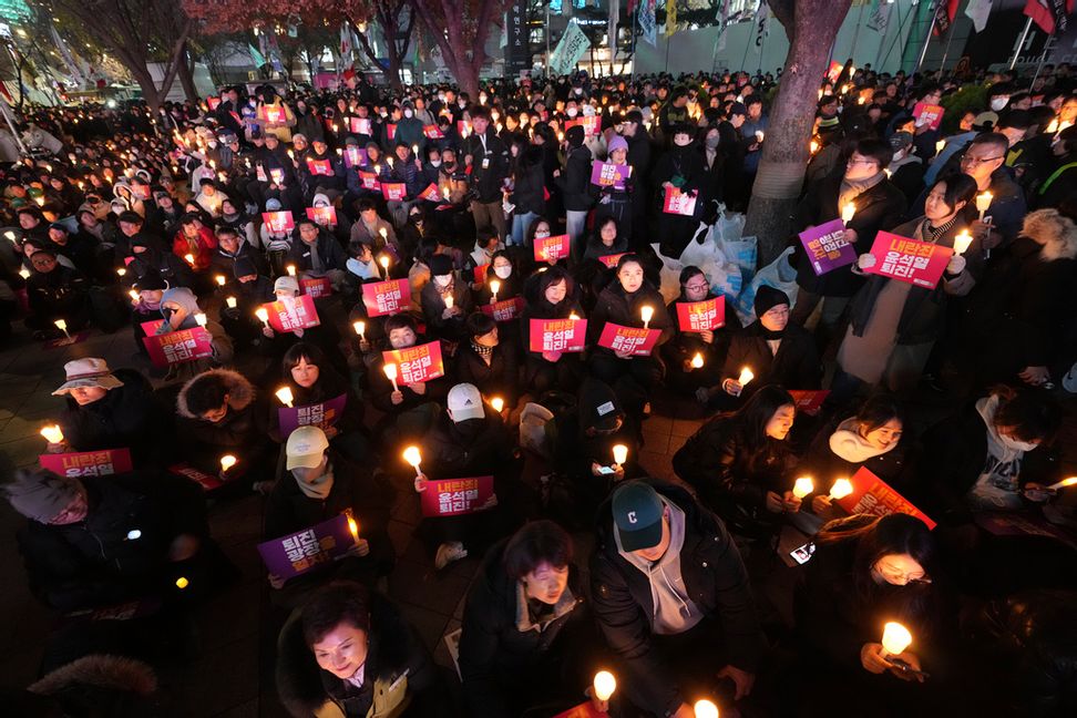 Protestmarsch mot presidenten genom Seoul på onsdagen. Foto: Lee Jin-man/AP/TT