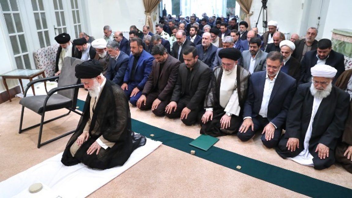Irans tidigare högste ledare Ayatollah Khamenei leder bön. Bild: Khamenei.ir/CC BY 4.0