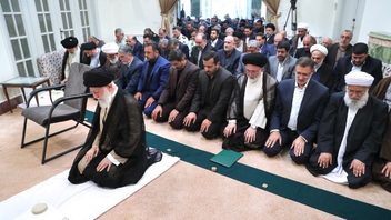 Irans tidigare högste ledare Ayatollah Khamenei leder bön. Bild: Khamenei.ir/CC BY 4.0