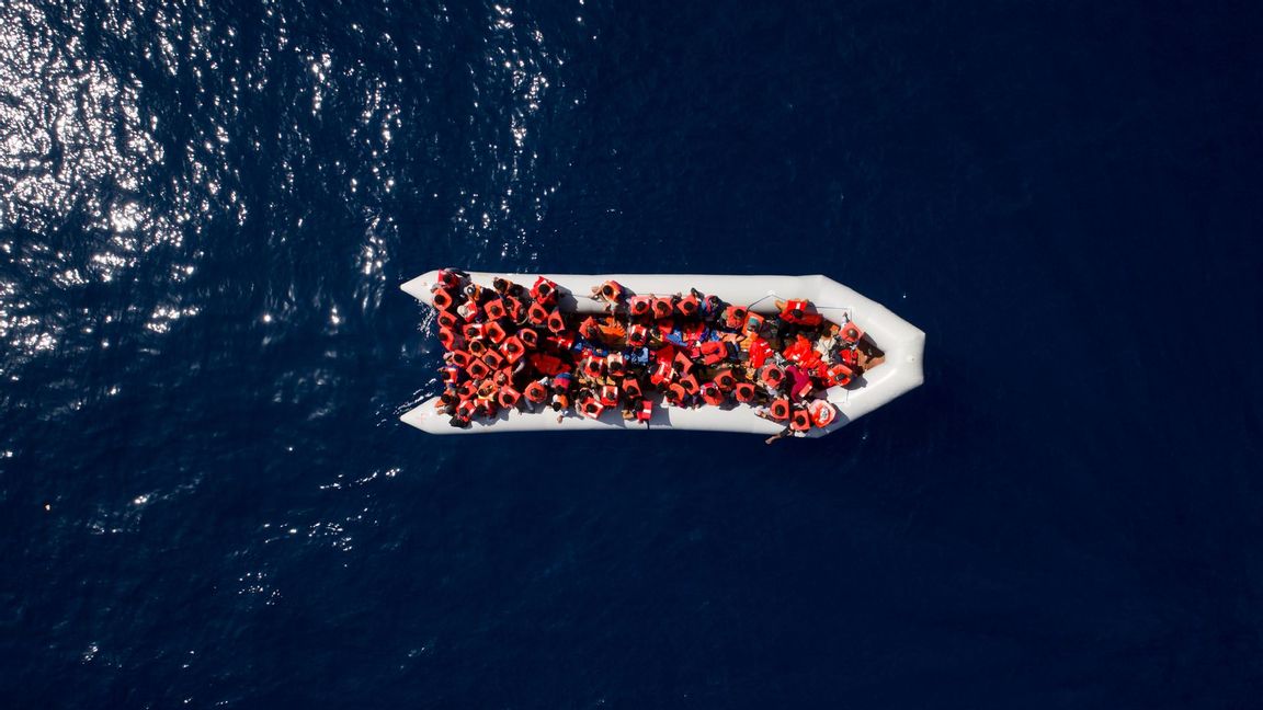 Genrebild på flyktingar i båt, på väg från Libyen till europeisk mark. Foto: Felipe Dana/AP/TT