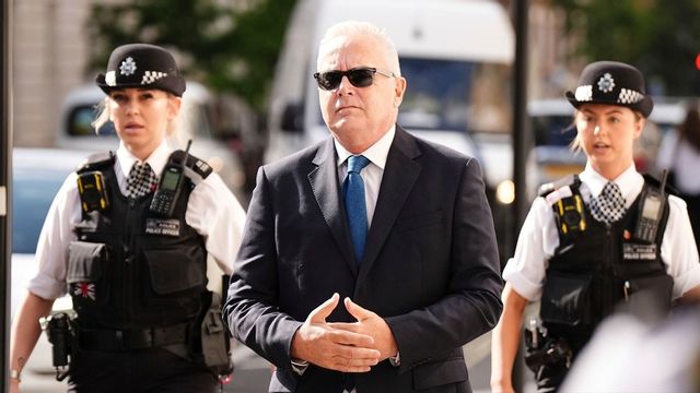 Huw Edwards på väg in i Westminster Magistrates Court i London. Foto: Aaron Chown/Pa/AP/TT.