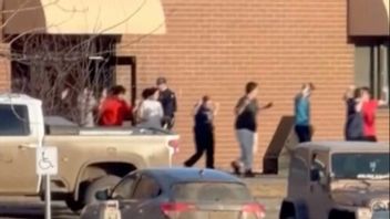 Barn evakuerades från skolan efter skjutningen. Foto: Jordon Kosik/AP/TT