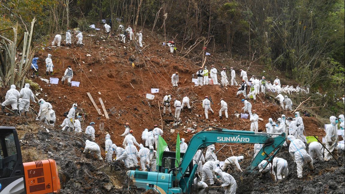 Planet kraschade nära staden Wuzhou i Guangxiregionen. Sök- och räddningsarbetare söker igenom den plats där flygplanet slog ned. Foto: Lu Boan/AP/TT