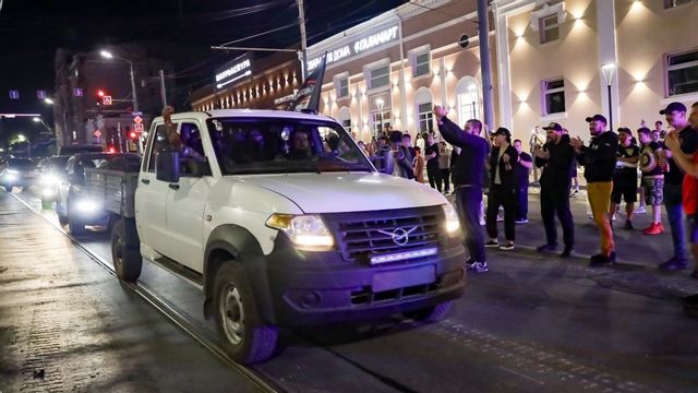 Wagnergruppen möts av jubel och applåder när de lämnar Rostov-on-Don. Foto: AP//TT Nyhetsbyrån