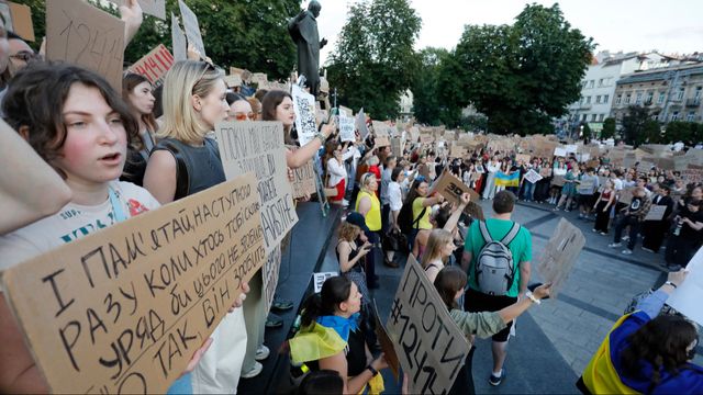 Demonstranter i västukrainska Lviv håller upp plakat mot den nya lagen rörande anti-korruptionsmyndigheterna onsdagen den 23 juli 2025. Foto: AP Photo/Mykola Tys