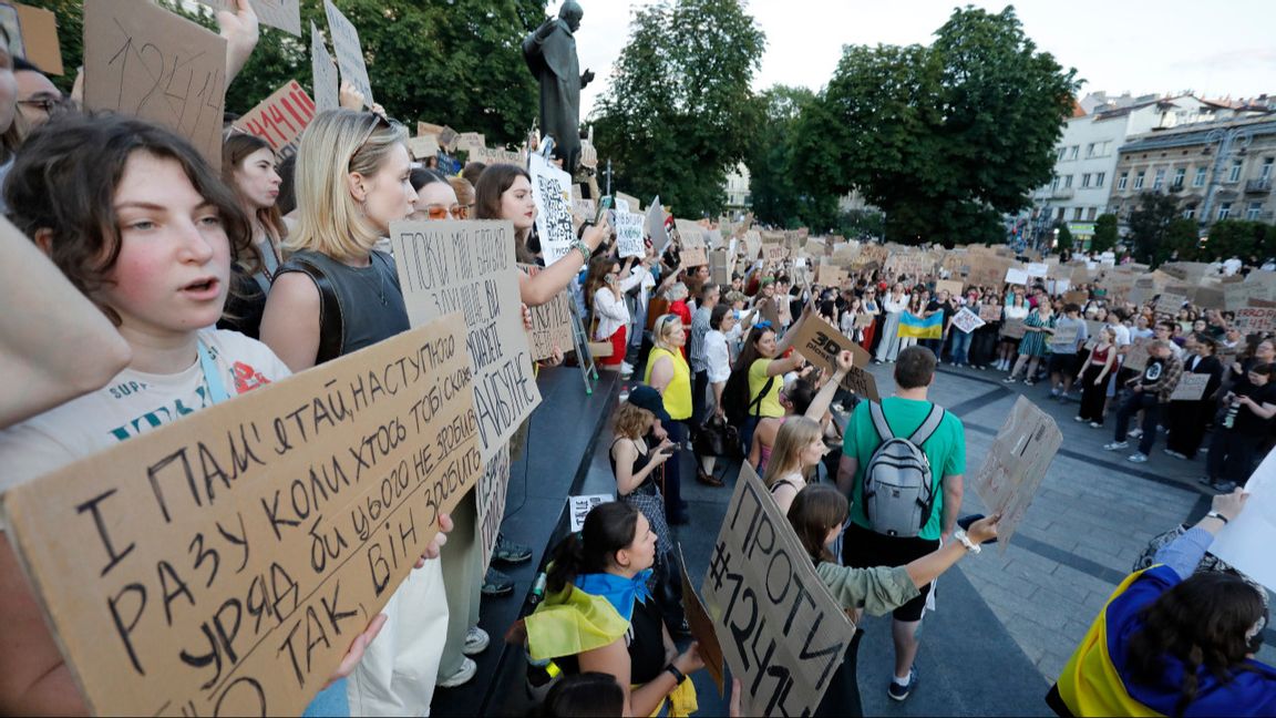 Demonstranter i västukrainska Lviv håller upp plakat mot den nya lagen rörande anti-korruptionsmyndigheterna onsdagen den 23 juli 2025. Foto: AP Photo/Mykola Tys