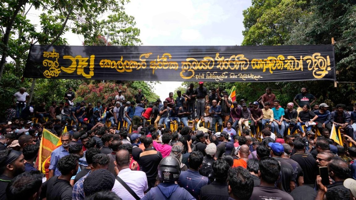 Protester med krav på regeringens avgång i Colombo i fredags. Foto: Eranga Jayawardena/AP/TT 