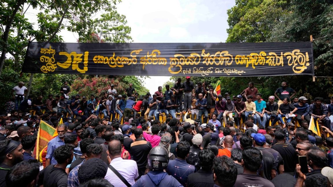Protester med krav på regeringens avgång i Colombo i fredags. Foto: Eranga Jayawardena/AP/TT
