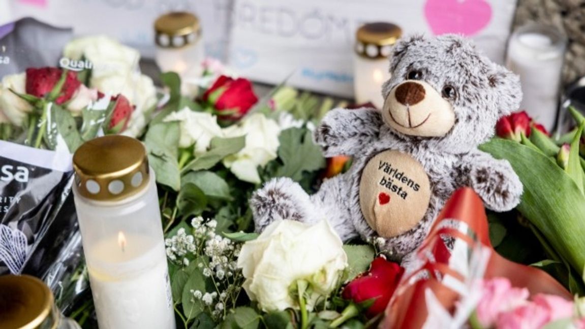 Blommor och ljus vid gångtunneln på fredagen efter mordet på Mikael Janicki, 39, i Skärholmen. Foto: Christine Olsson/TT.